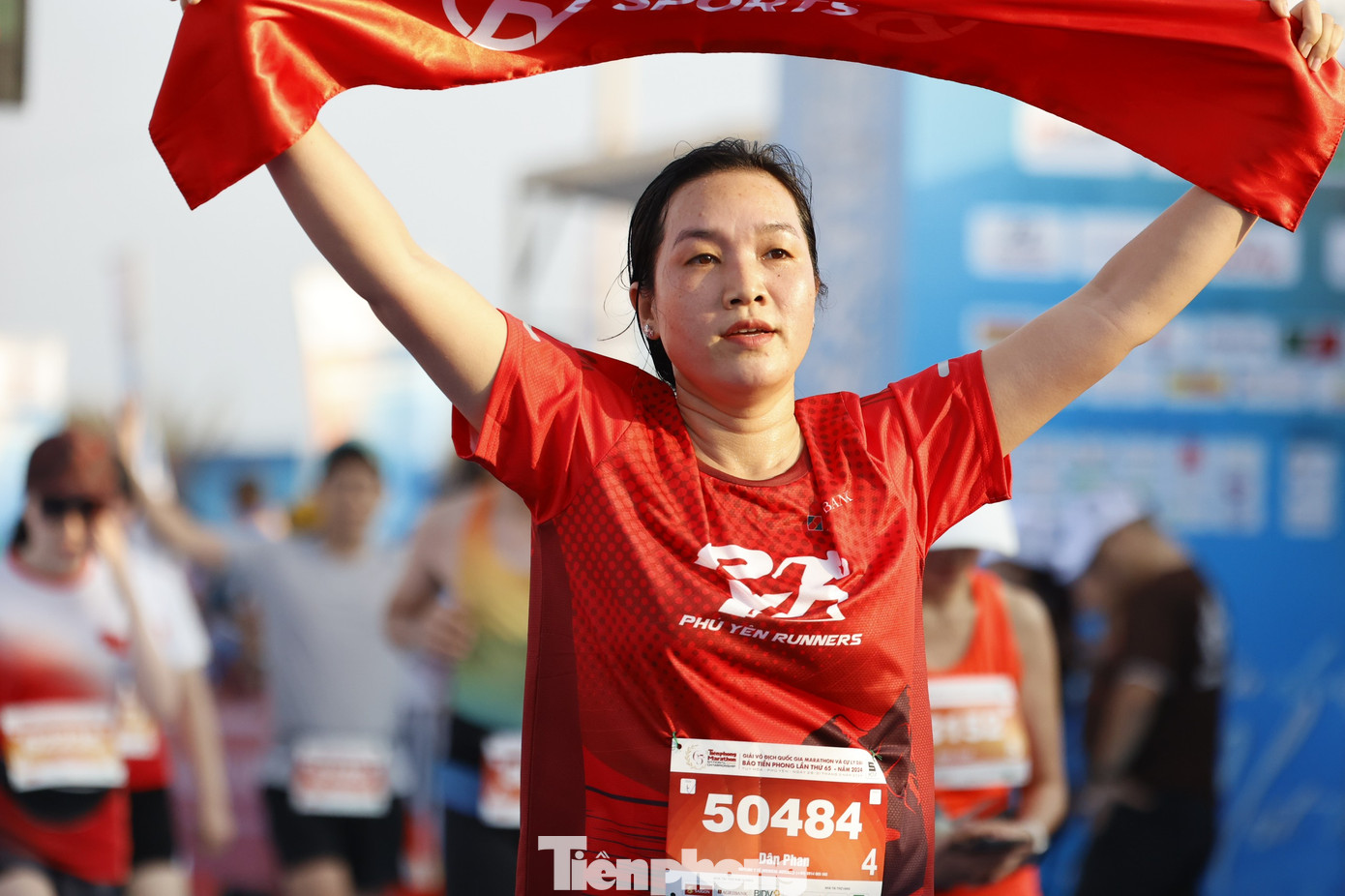 Đường chạy "Dấu chân Mặt trời" ở Phú Yên không chỉ là cuộc đua về thành tích mà còn trở thành sàn diễn thời trang rực rỡ sắc màu, phong cách. Bên cạnh áo đấu được Ban tổ chức phát, nhiều vận động viên đã mang màu áo của đơn vị, đội nhóm của mình.