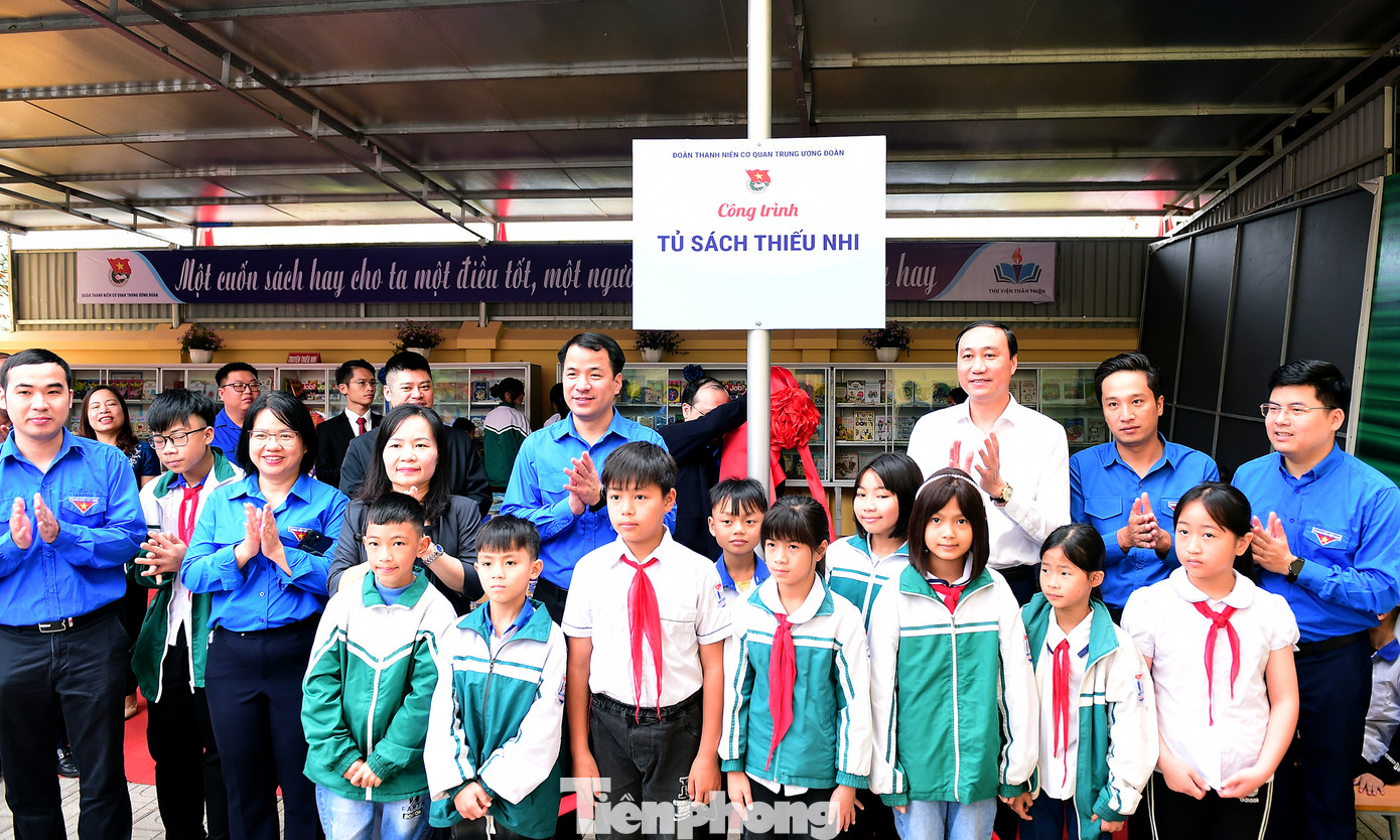 Chương trình trao tặng tủ sách thiếu nhi cho các em học sinh xã Bản Nguyên. Chương trình trao tặng tủ sách thiếu nhi cho các em học sinh xã Bản Nguyên.