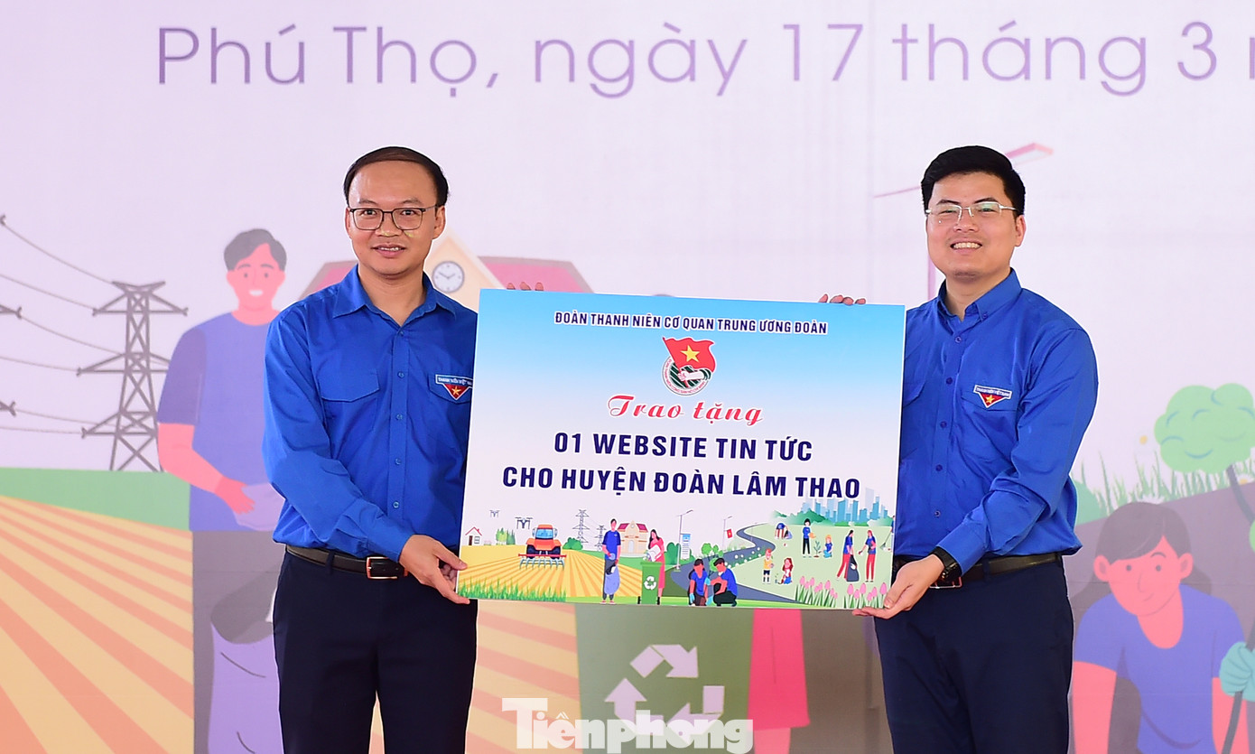T.Ư Đoàn cùng các đơn vị đồng hành trao biển tượng trưng tặng nguồn lực cho Tỉnh Đoàn Phú Thọ, Huyện Đoàn Lâm Thao. Ảnh: Xuân Tùng T.Ư Đoàn cùng các đơn vị đồng hành trao biển tượng trưng tặng nguồn lực cho Tỉnh Đoàn Phú Thọ, Huyện Đoàn Lâm Thao. Ảnh: Xuân Tùng