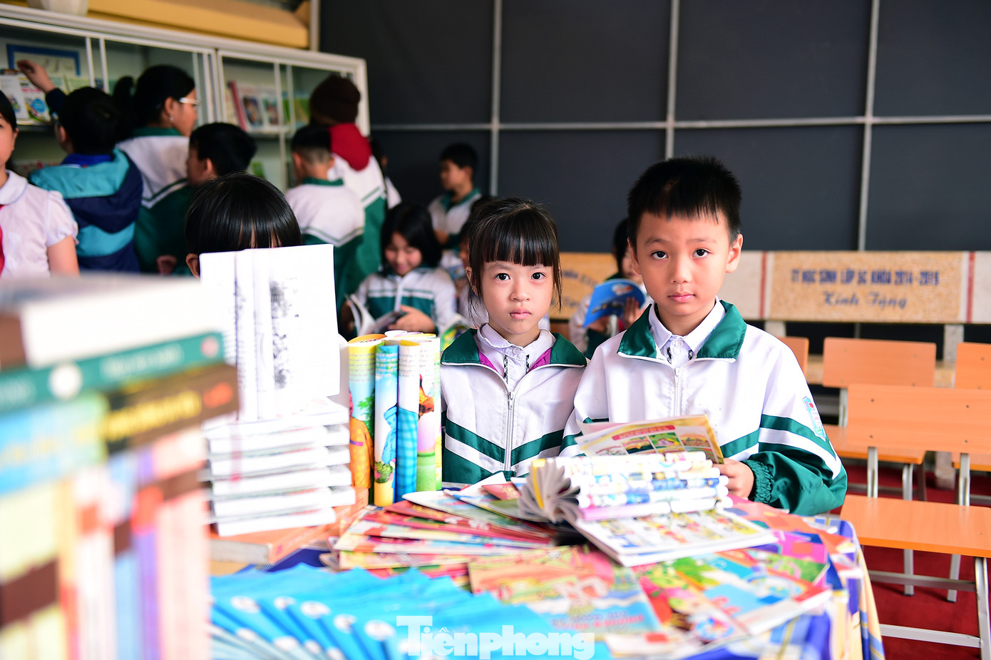 Chương trình trao tặng tủ sách thiếu nhi cho các em học sinh xã Bản Nguyên. Chương trình trao tặng tủ sách thiếu nhi cho các em học sinh xã Bản Nguyên.