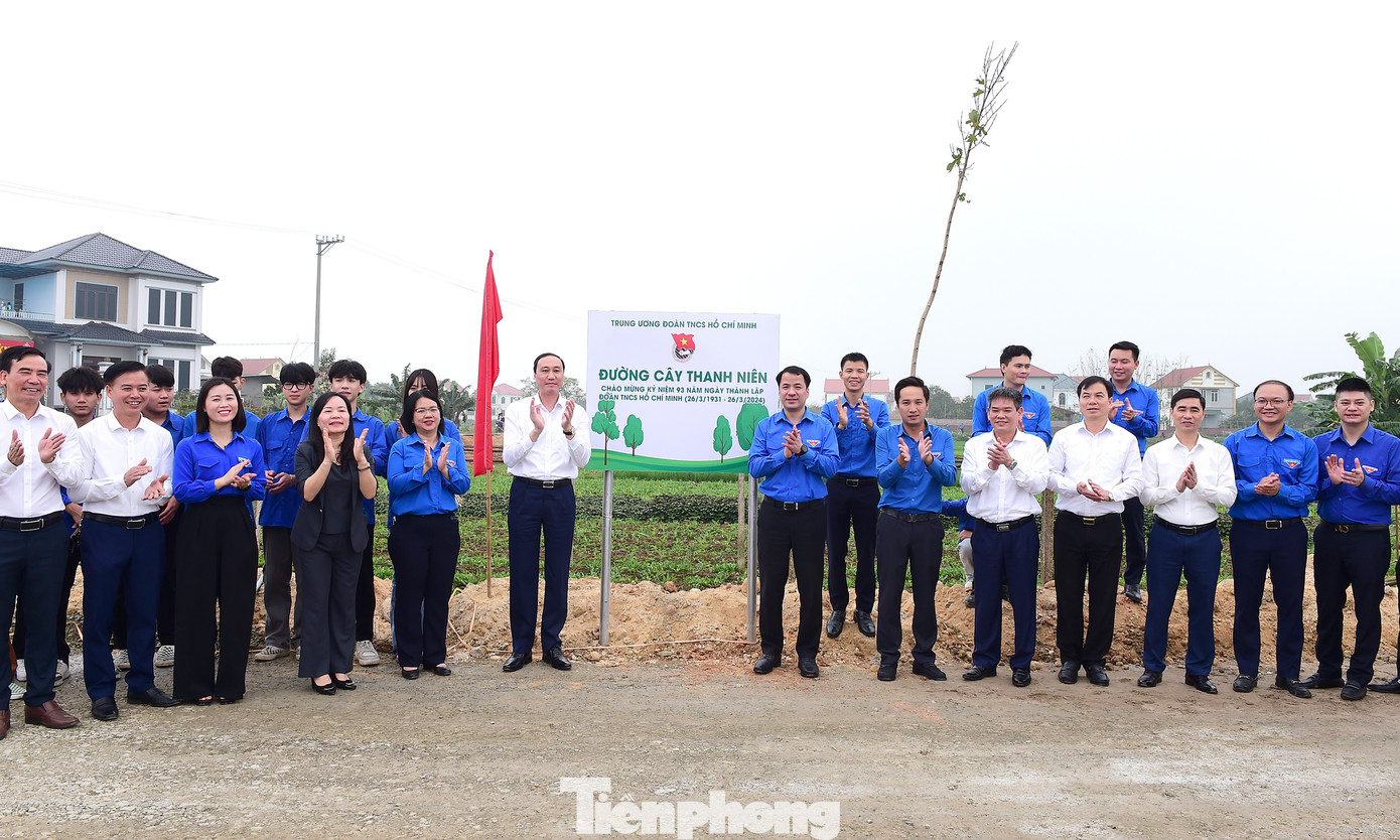 Các đại biểu và đoàn viên thanh niên ở Phú Thọ trồng cây và khánh thành công trình Đường cây thanh niên. Ảnh: Xuân Tùng Các đại biểu và đoàn viên thanh niên ở Phú Thọ trồng cây và khánh thành công trình Đường cây thanh niên. Ảnh: Xuân Tùng