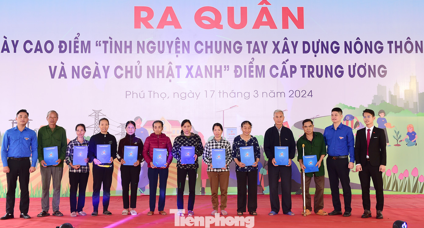 Nhiều suất quà tặng ý nghĩa, mô hình được trao tặng trong chương trình. Ảnh: Xuân Tùng Nhiều suất quà tặng ý nghĩa, mô hình được trao tặng trong chương trình. Ảnh: Xuân Tùng
