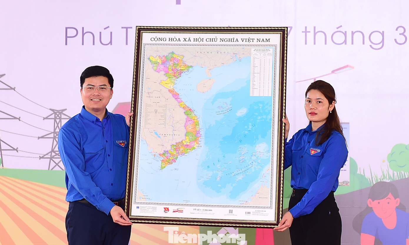 Anh Hoàng Đức Nam - Bí thư Đoàn cơ quan T.Ư Đoàn trao tặng Bản đồ Việt Nam hưởng ứng cuộc vận động "Tự hào một dải non sông" tới Xã Đoàn Bản Nguyên (huyện Lâm Thao). Ảnh: Xuân Tùng Anh Hoàng Đức Nam - Bí thư Đoàn cơ quan T.Ư Đoàn trao tặng Bản đồ Việt Nam hưởng ứng cuộc vận động "Tự hào một dải non sông" tới Xã Đoàn Bản Nguyên (huyện Lâm Thao). Ảnh: Xuân Tùng