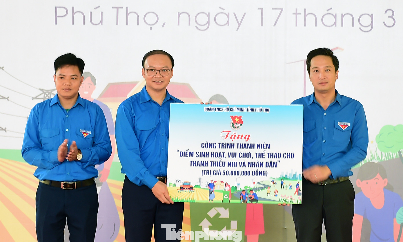 T.Ư Đoàn cùng các đơn vị đồng hành trao biển tượng trưng tặng nguồn lực cho Tỉnh Đoàn Phú Thọ, Huyện Đoàn Lâm Thao. Ảnh: Xuân Tùng T.Ư Đoàn cùng các đơn vị đồng hành trao biển tượng trưng tặng nguồn lực cho Tỉnh Đoàn Phú Thọ, Huyện Đoàn Lâm Thao. Ảnh: Xuân Tùng