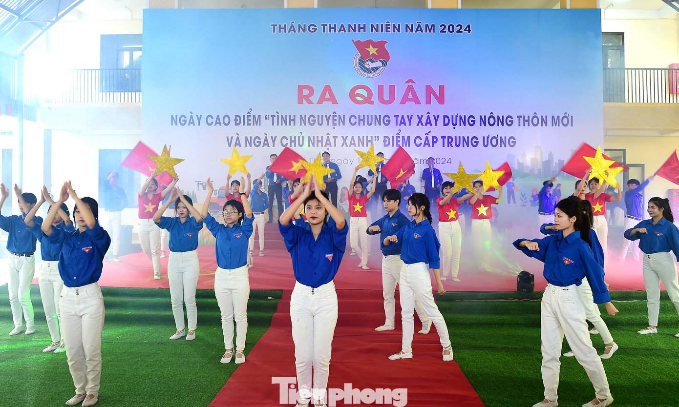 Tiết mục văn nghệ mở đầu chương trình ra quân Ngày cao điểm "Tình nguyện chung tay xây dựng nông thôn mới và Ngày Chủ nhật xanh" tại Phú Thọ. Ảnh: Xuân Tùng Tiết mục văn nghệ mở đầu chương trình ra quân Ngày cao điểm "Tình nguyện chung tay xây dựng nông thôn mới và Ngày Chủ nhật xanh" tại Phú Thọ. Ảnh: Xuân Tùng