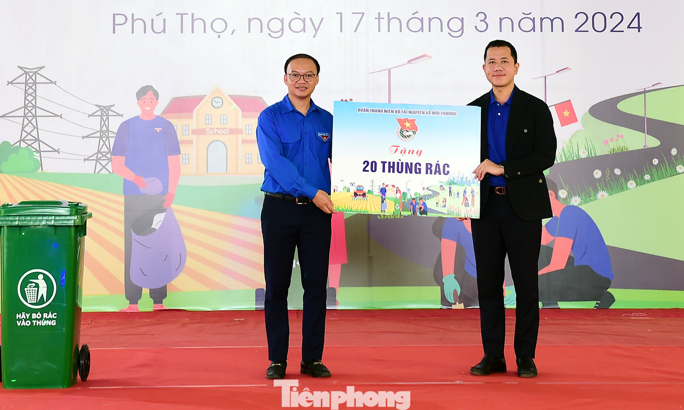 T.Ư Đoàn cùng các đơn vị đồng hành trao biển tượng trưng tặng nguồn lực cho Tỉnh Đoàn Phú Thọ, Huyện Đoàn Lâm Thao. Ảnh: Xuân Tùng T.Ư Đoàn cùng các đơn vị đồng hành trao biển tượng trưng tặng nguồn lực cho Tỉnh Đoàn Phú Thọ, Huyện Đoàn Lâm Thao. Ảnh: Xuân Tùng