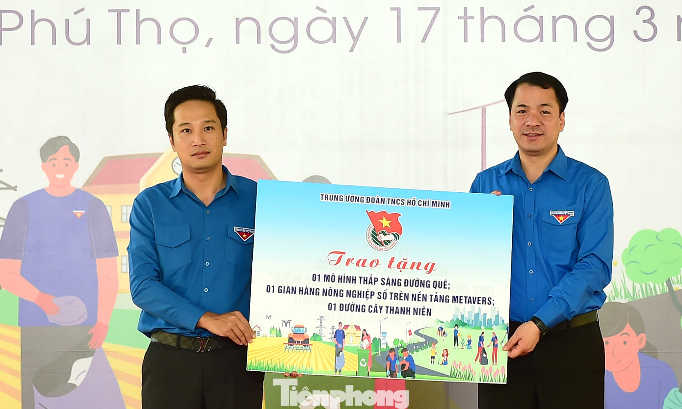 T.Ư Đoàn cùng các đơn vị đồng hành trao biển tượng trưng tặng nguồn lực cho Tỉnh Đoàn Phú Thọ, Huyện Đoàn Lâm Thao. Ảnh: Xuân Tùng T.Ư Đoàn cùng các đơn vị đồng hành trao biển tượng trưng tặng nguồn lực cho Tỉnh Đoàn Phú Thọ, Huyện Đoàn Lâm Thao. Ảnh: Xuân Tùng