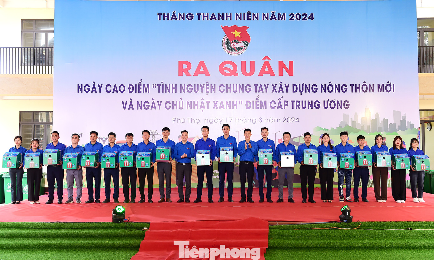 Nhiều suất quà tặng ý nghĩa, mô hình được trao tặng trong chương trình. Ảnh: Xuân Tùng Nhiều suất quà tặng ý nghĩa, mô hình được trao tặng trong chương trình. Ảnh: Xuân Tùng