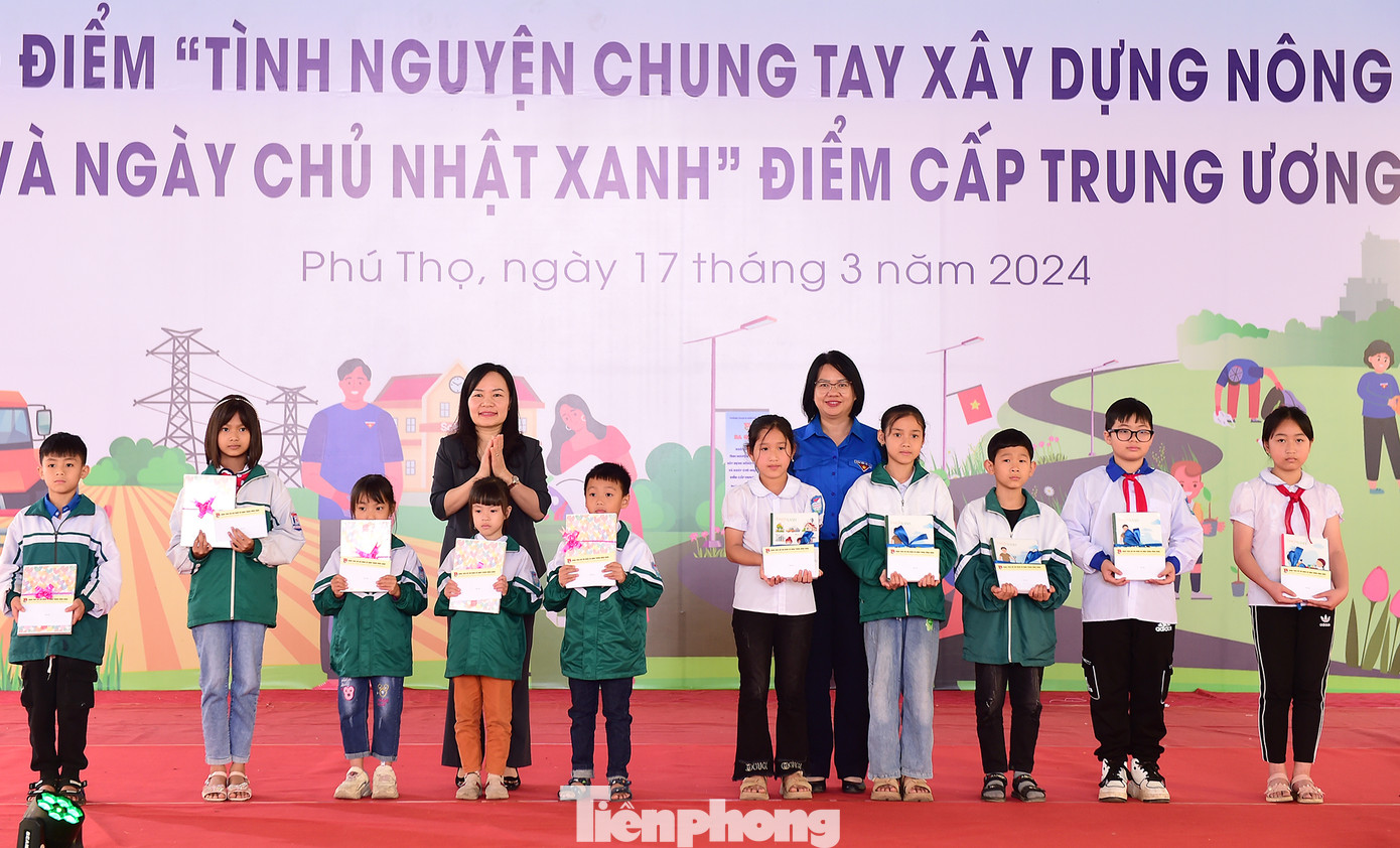 Nhiều suất quà tặng ý nghĩa, mô hình được trao tặng trong chương trình. Ảnh: Xuân Tùng Nhiều suất quà tặng ý nghĩa, mô hình được trao tặng trong chương trình. Ảnh: Xuân Tùng