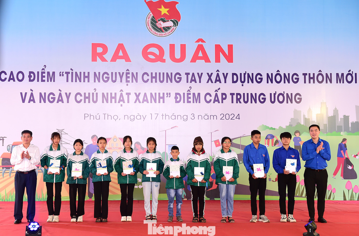 Nhiều suất quà tặng ý nghĩa, mô hình được trao tặng trong chương trình. Ảnh: Xuân Tùng Nhiều suất quà tặng ý nghĩa, mô hình được trao tặng trong chương trình. Ảnh: Xuân Tùng