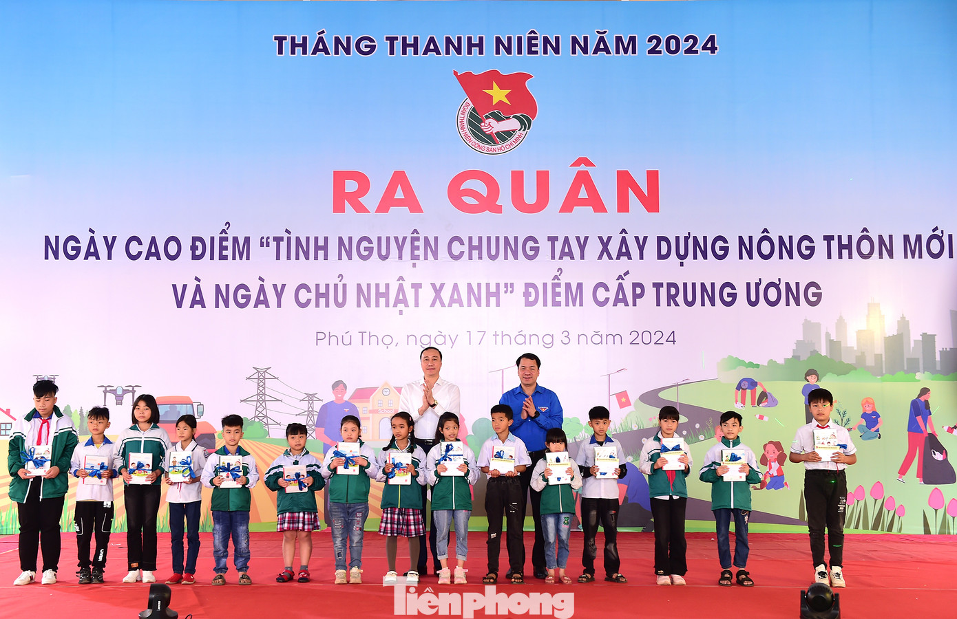 Bí thư T.Ư Đoàn Ngô Văn Cương và Phó Bí thư thường trực Tỉnh uỷ Phú Thọ trao tặng các suất quà cho các em học sinh. Ảnh: Xuân Tùng Bí thư T.Ư Đoàn Ngô Văn Cương và Phó Bí thư thường trực Tỉnh uỷ Phú Thọ trao tặng các suất quà cho các em học sinh. Ảnh: Xuân Tùng