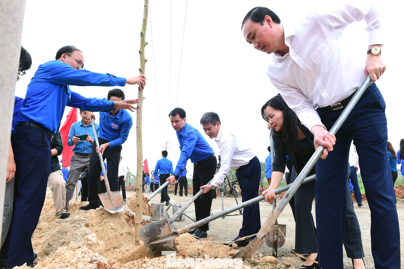 Các đại biểu và đoàn viên thanh niên ở Phú Thọ trồng cây và khánh thành công trình Đường cây thanh niên. Ảnh: Xuân Tùng Các đại biểu và đoàn viên thanh niên ở Phú Thọ trồng cây và khánh thành công trình Đường cây thanh niên. Ảnh: Xuân Tùng