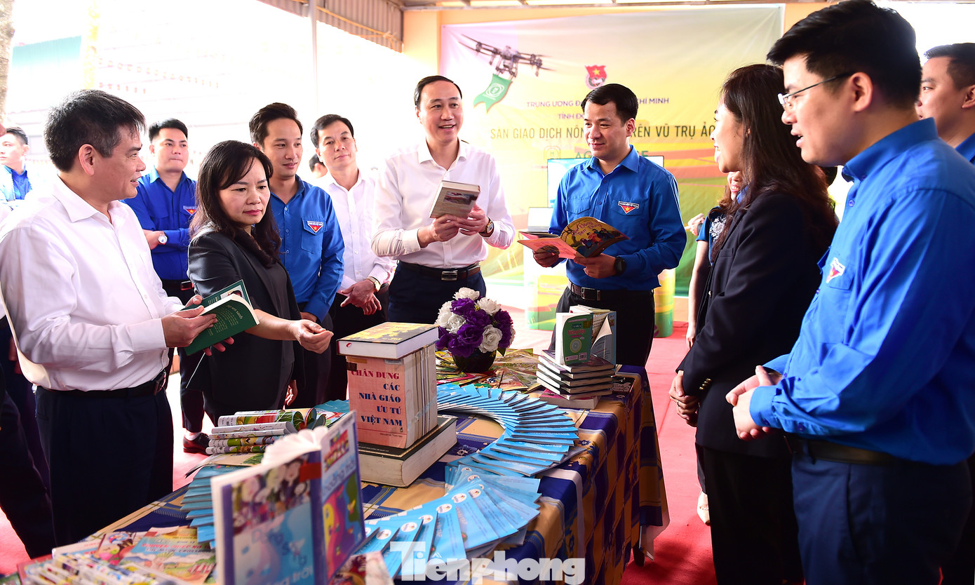 Chương trình trao tặng tủ sách thiếu nhi cho các em học sinh xã Bản Nguyên. Chương trình trao tặng tủ sách thiếu nhi cho các em học sinh xã Bản Nguyên.