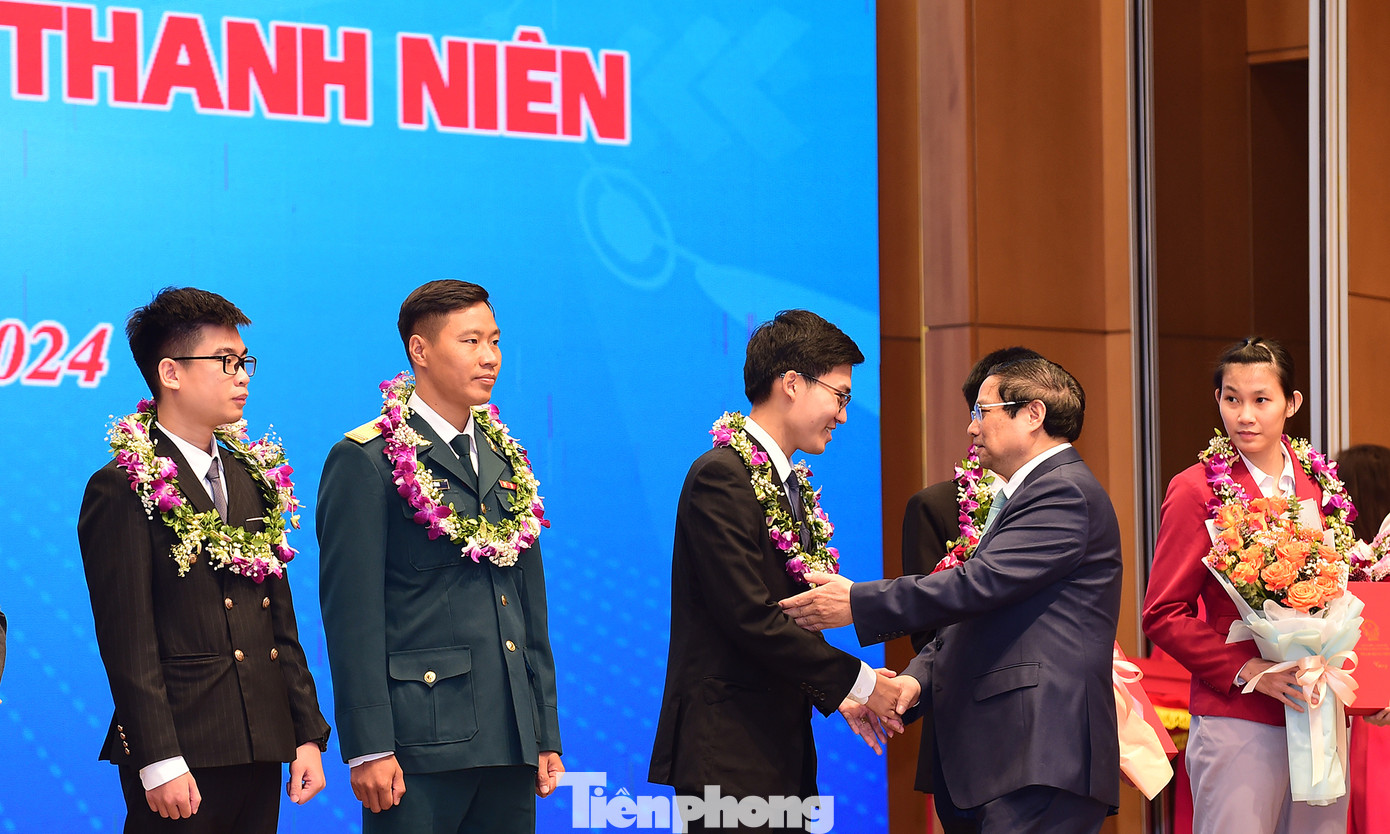 Thủ tướng Chính phủ Phạm Minh Chính tặng hoa, biểu dương các Gương mặt trẻ Việt Nam triển vọng năm 2023. Ảnh: Xuân Tùng Thủ tướng Chính phủ Phạm Minh Chính tặng hoa, biểu dương các Gương mặt trẻ Việt Nam triển vọng năm 2023. Ảnh: Xuân Tùng