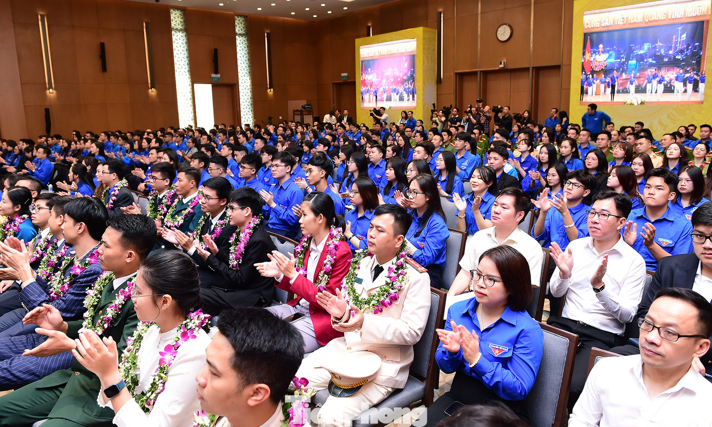 Gương mặt trẻ Việt Nam tiêu biểu và triển vọng năm 2023, cùng đoàn viên thanh niên tham dự chương. Ảnh: Xuân Tùng