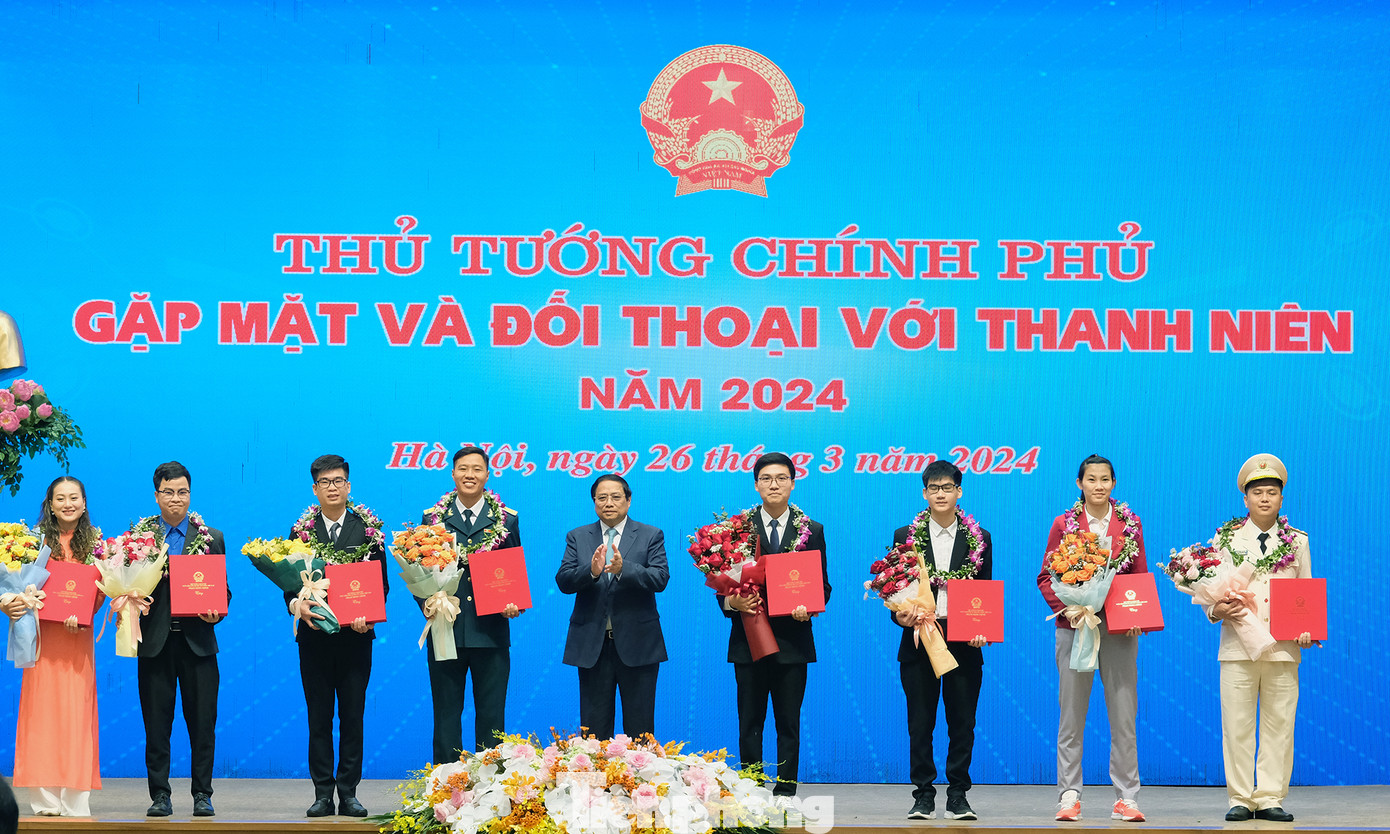 Thủ tướng Chính phủ Phạm Minh Chính tặng hoa, biểu dương các Gương mặt trẻ Việt Nam triển vọng năm 2023. Ảnh: Hoàng Mạnh Thắng Thủ tướng Chính phủ Phạm Minh Chính tặng hoa, biểu dương các Gương mặt trẻ Việt Nam triển vọng năm 2023. Ảnh: Hoàng Mạnh Thắng