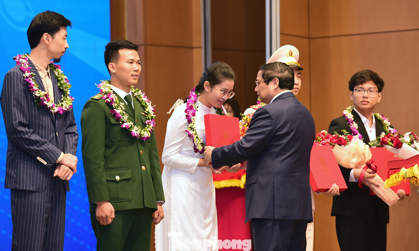 Thủ tướng Chính phủ Phạm Minh Chính tặng hoa, biểu dương các Gương mặt trẻ Việt Nam tiêu biểu năm 2023 tại Chương trình gặp mặt và đối thoại với thanh niên năm 2024. Ảnh: Xuân Tùng