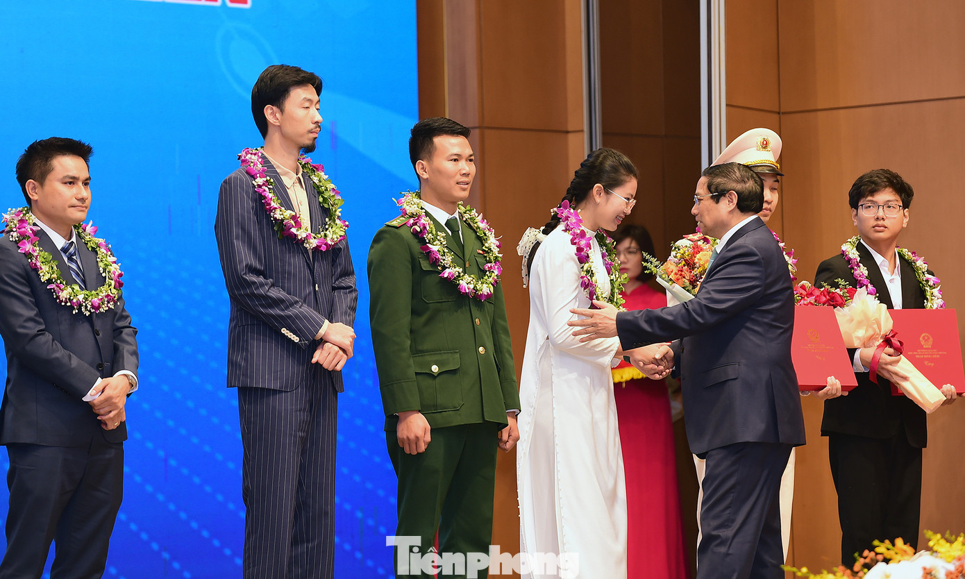 Thủ tướng Chính phủ Phạm Minh Chính tặng hoa, biểu dương các Gương mặt trẻ Việt Nam tiêu biểu năm 2023. Ảnh: Xuân Tùng Thủ tướng Chính phủ Phạm Minh Chính tặng hoa, biểu dương các Gương mặt trẻ Việt Nam tiêu biểu năm 2023. Ảnh: Xuân Tùng