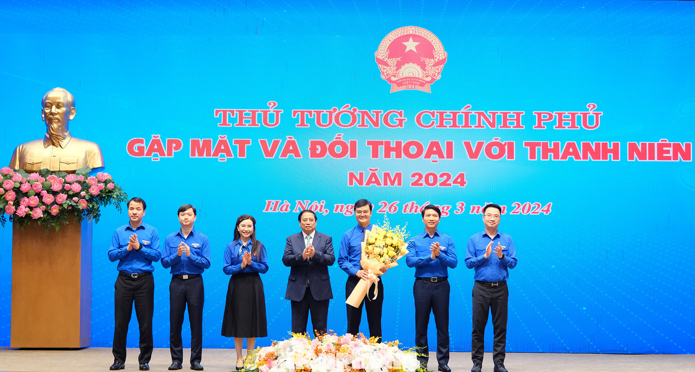 Thủ tướng Phạm Minh Chính tặng hoa Ban Bí thư T.Ư Đoàn nhân dịp kỷ niệm 93 năm Ngày thành lập Đoàn TNCS Hồ Chí Minh (26/3/1931 - 26/3/2024). Ảnh: Hoàng Mạnh Thắng