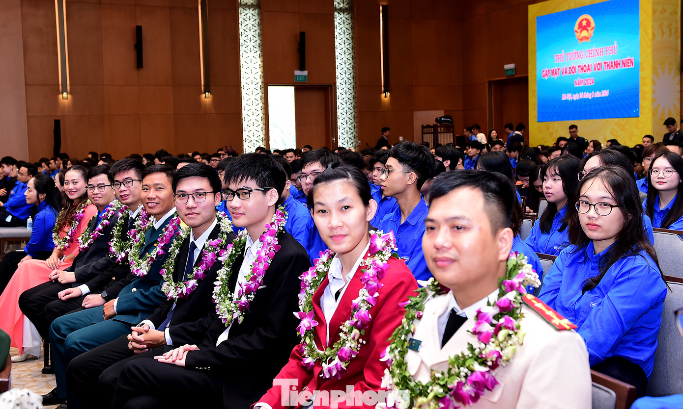 Gương mặt trẻ Việt Nam tiêu biểu và triển vọng năm 2023, cùng đoàn viên thanh niên tham gia chương trình Thủ tướng gặp mặt và đối thoại. Ảnh: Xuân Tùng