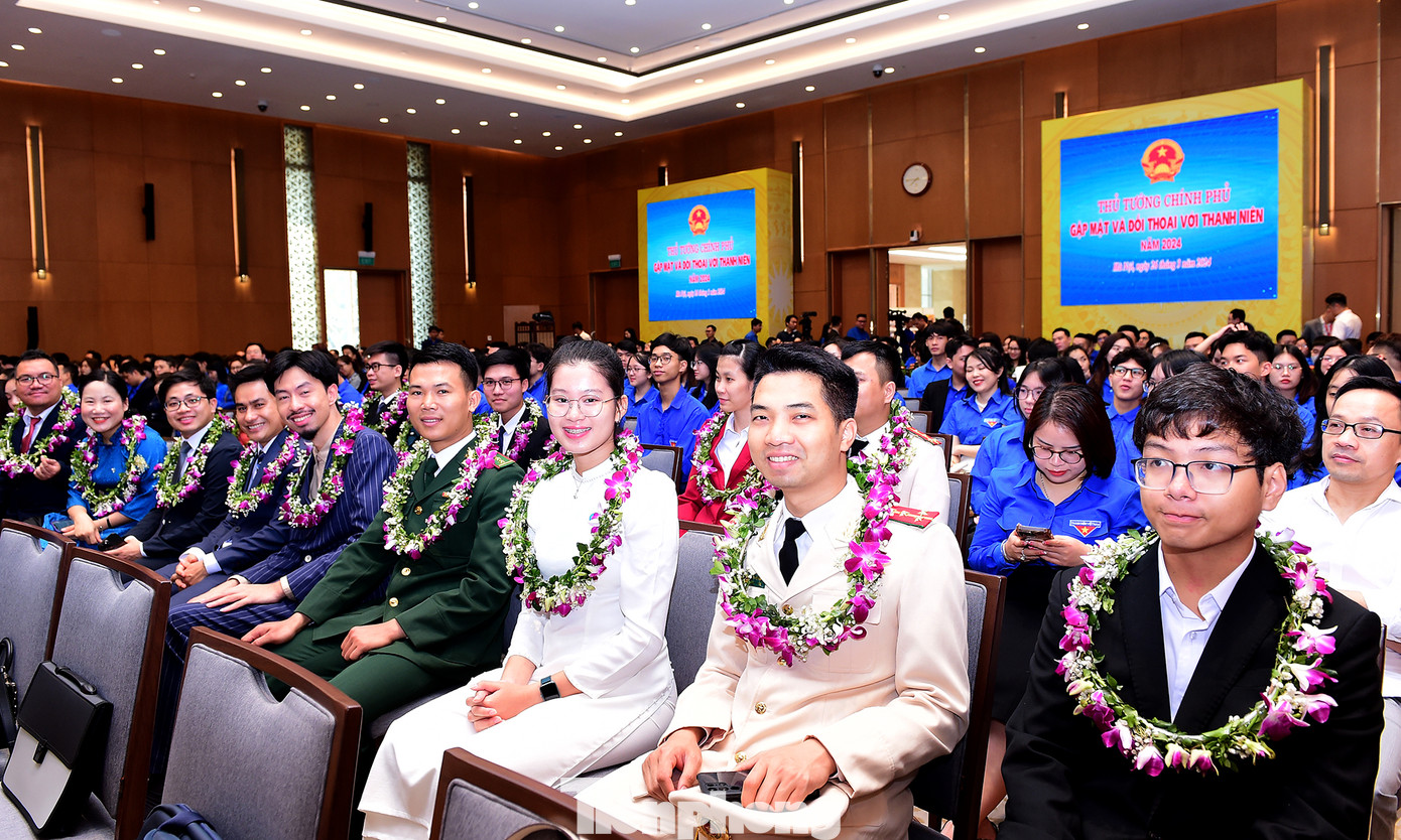 Gương mặt trẻ Việt Nam tiêu biểu và triển vọng năm 2023, cùng đoàn viên thanh niên tham gia chương trình Thủ tướng gặp mặt và đối thoại. Ảnh: Xuân Tùng