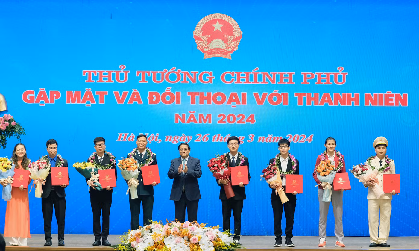 Thủ tướng Chính phủ Phạm Minh Chính tặng hoa, biểu dương các Gương mặt trẻ Việt Nam triển vọng năm 2023. Ảnh: Hoàng Mạnh Thắng