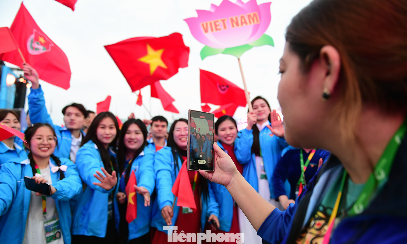 Nhiều bạn trẻ quốc tế chụp ảnh lưu niệm với đoàn Việt Nam.