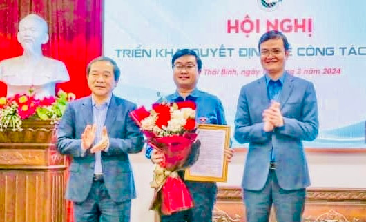 Anh Nguyễn Bá Cát nhận quyết định công tác tại hội nghị. Anh Nguyễn Bá Cát nhận quyết định công tác tại hội nghị.