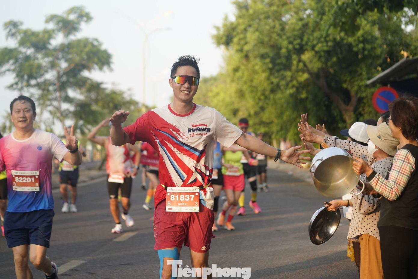 Tiền Phong Marathon 2024 cũng có sự xuất hiện của màu áo câu lạc bộ chạy báo Tiền Phong. Các "chân chạy" của báo Tiền Phong là cán bộ, phóng viên và người thân đã đăng ký tham gia ở nhiều cự ly khác nhau.