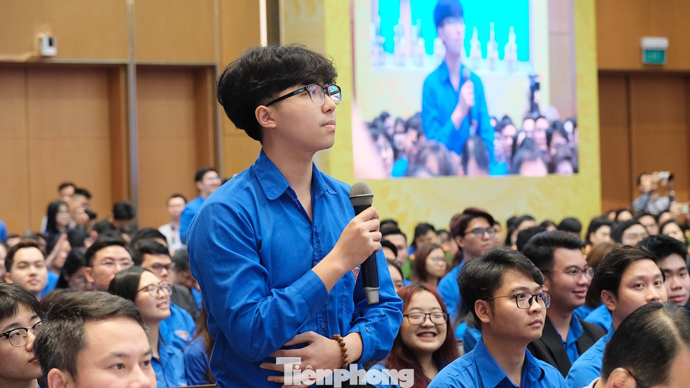 Đại biểu thanh niên tham gia đặt câu hỏi tại chương trình. Ảnh: Hoàng Mạnh Thắng