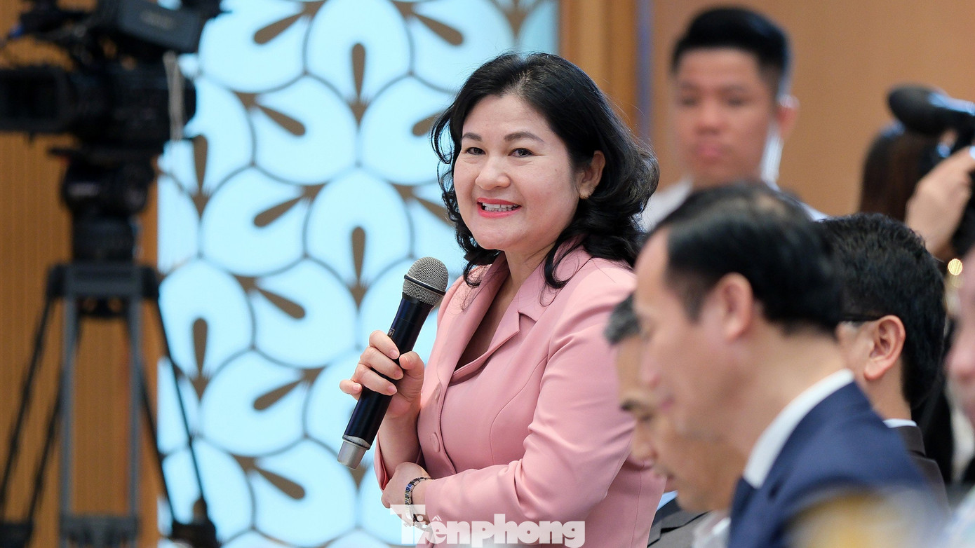 Bà Nguyễn Thị Hà - Thứ trưởng Bộ LĐ-TB&amp;XH trao đổi tại chương trình. Ảnh: Hoàng Mạnh Thắng