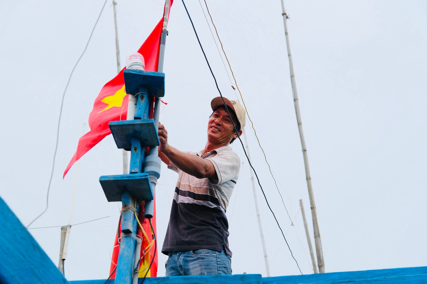 Anh Vinh cho biết, trong những chuyến đi biển, nắng gió khiến cờ trên thuyền nhanh bạc màu, phải thường xuyên thay. "Tôi rất vui khi nhận được sự quan tâm, động viên và cờ Tổ quốc từ Ban Tổ chức Tiền Phong Marathon 2024. Điều này sẽ tiếp thêm động lực cho chúng tôi xa khơi bám biển tốt hơn", anh Vinh nói. Anh Vinh cho biết, trong những chuyến đi biển, nắng gió khiến cờ trên thuyền nhanh bạc màu, phải thường xuyên thay. "Tôi rất vui khi nhận được sự quan tâm, động viên và cờ Tổ quốc từ Ban Tổ chức Tiền Phong Marathon 2024. Điều này sẽ tiếp thêm động lực cho chúng tôi xa khơi bám biển tốt hơn", anh Vinh nói.