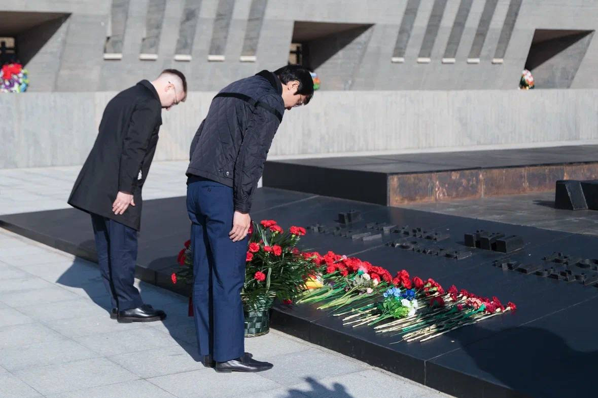 Anh Bùi Quang Huy và anh Sergei Klishevich dâng hoa tại khu tưởng niệm. Ảnh: BTC Anh Bùi Quang Huy và anh Sergei Klishevich dâng hoa tại khu tưởng niệm. Ảnh: BTC