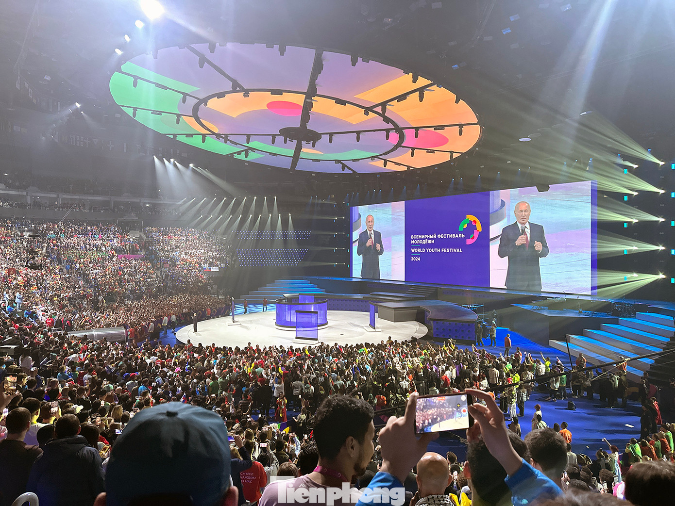 Tổng thống Nga Vladimir Putin phát biểu tại chương trình bế mạc. Ảnh: Xuân Tùng