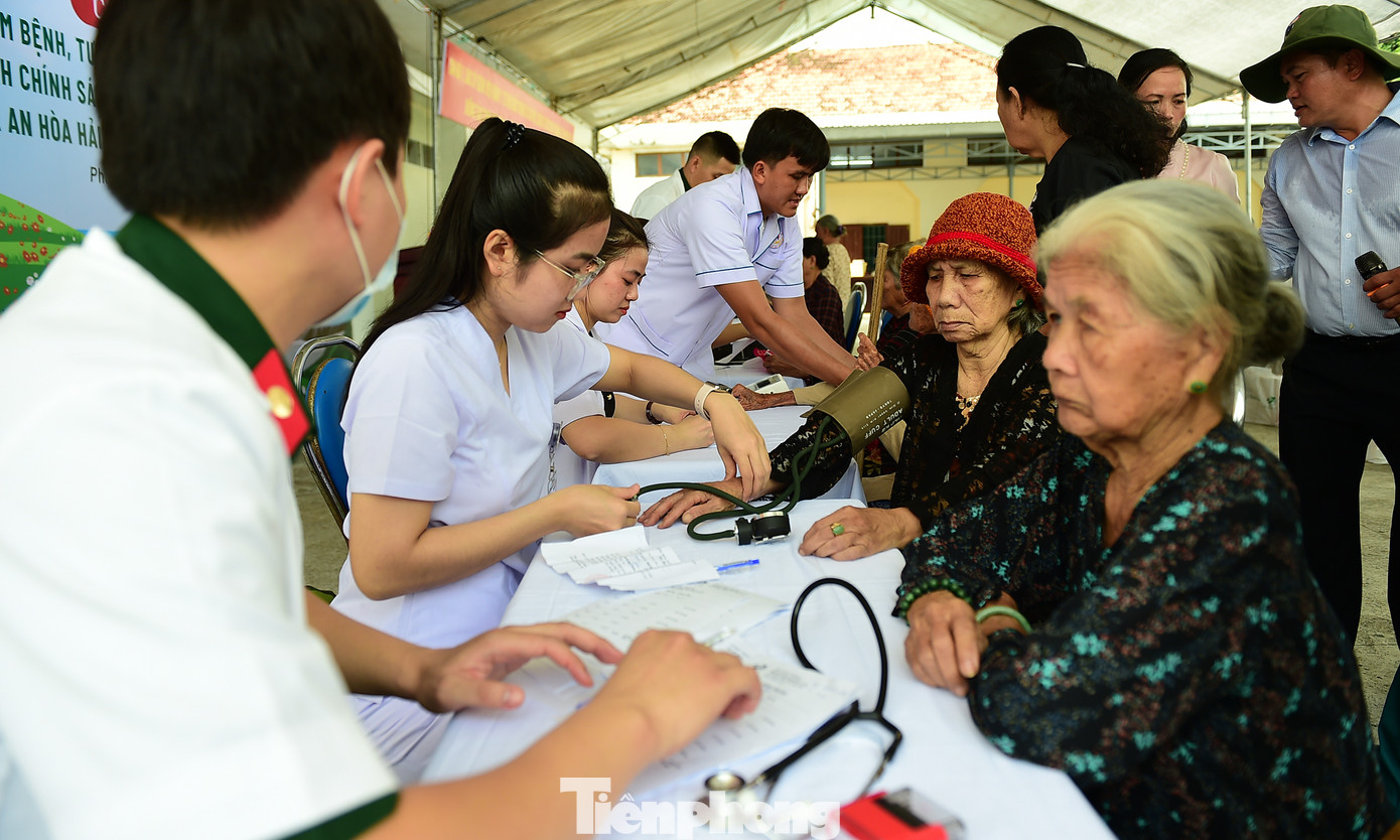 Các y bác sĩ khám bệnh cho người dân tại chương trình. Các y bác sĩ khám bệnh cho người dân tại chương trình.