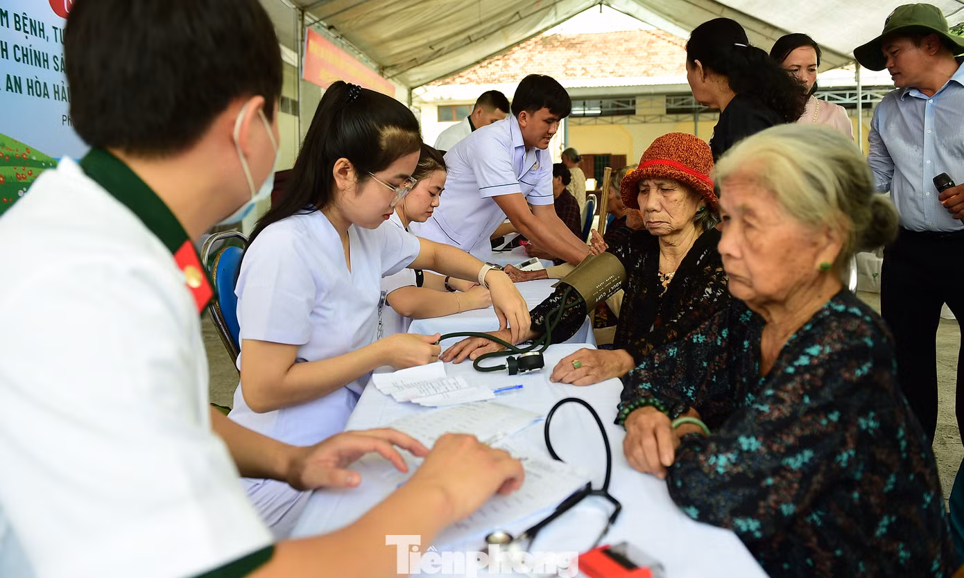 Các y bác sĩ khám bệnh cho người dân tại chương trình.