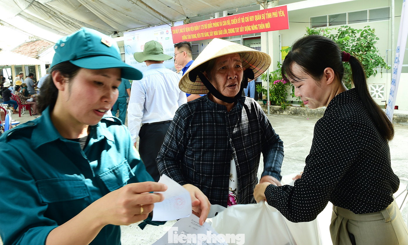 Bà Phạm Thị Chăng nhận quà từ chương trình. Bà Phạm Thị Chăng nhận quà từ chương trình.