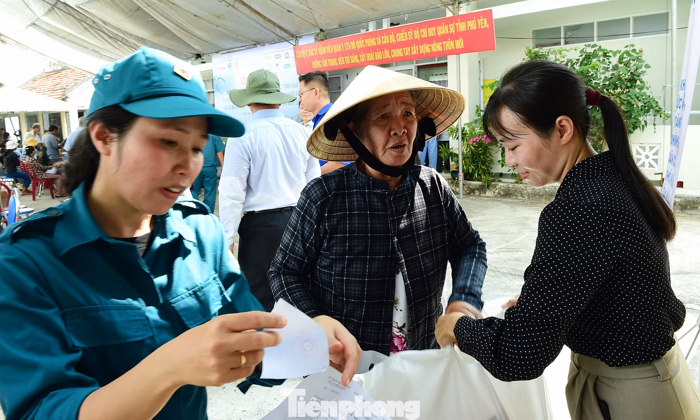 Bà Phạm Thị Chăng nhận quà từ chương trình.