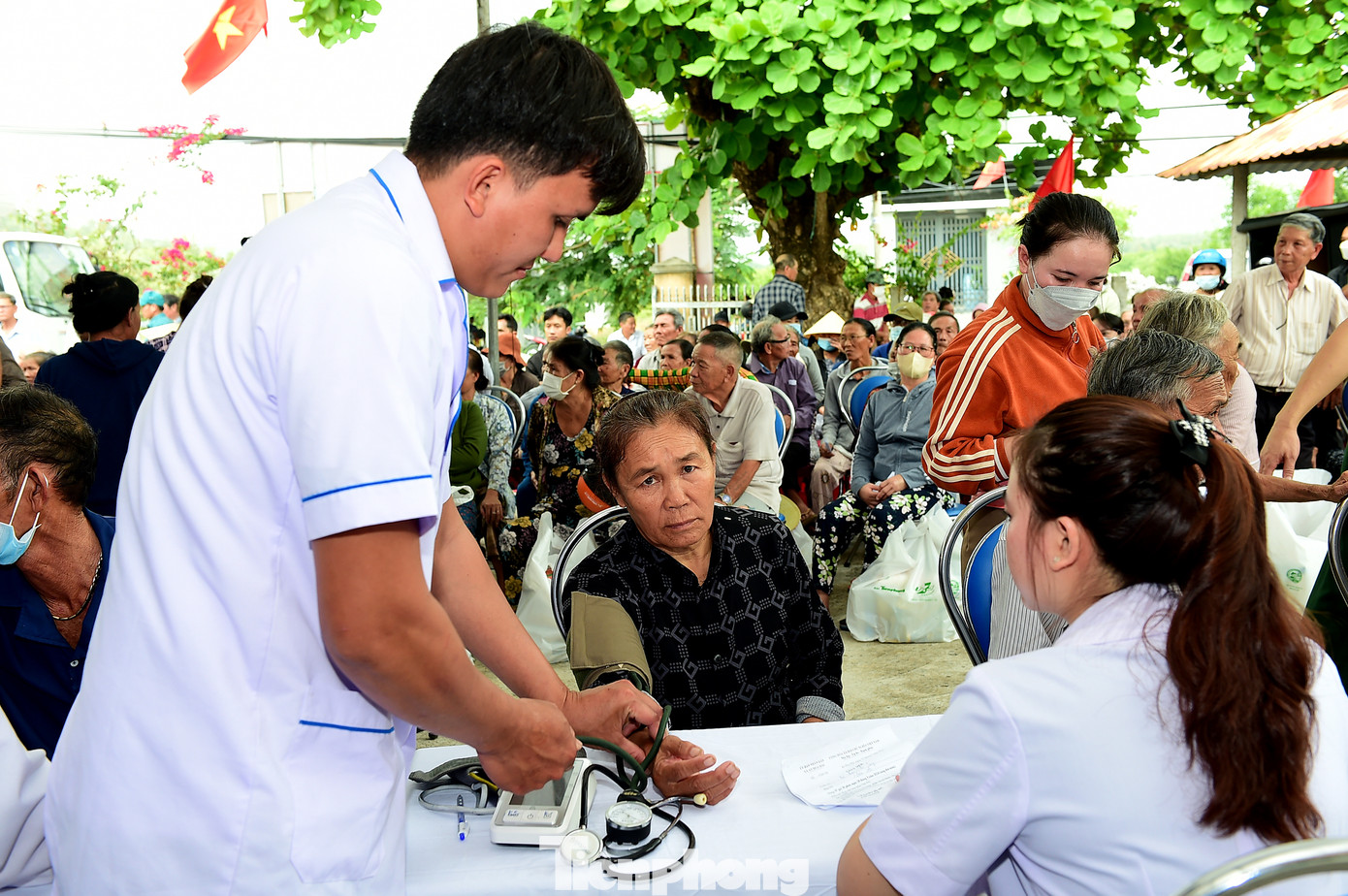 Các y bác sĩ khám bệnh cho người dân tại chương trình. Các y bác sĩ khám bệnh cho người dân tại chương trình.