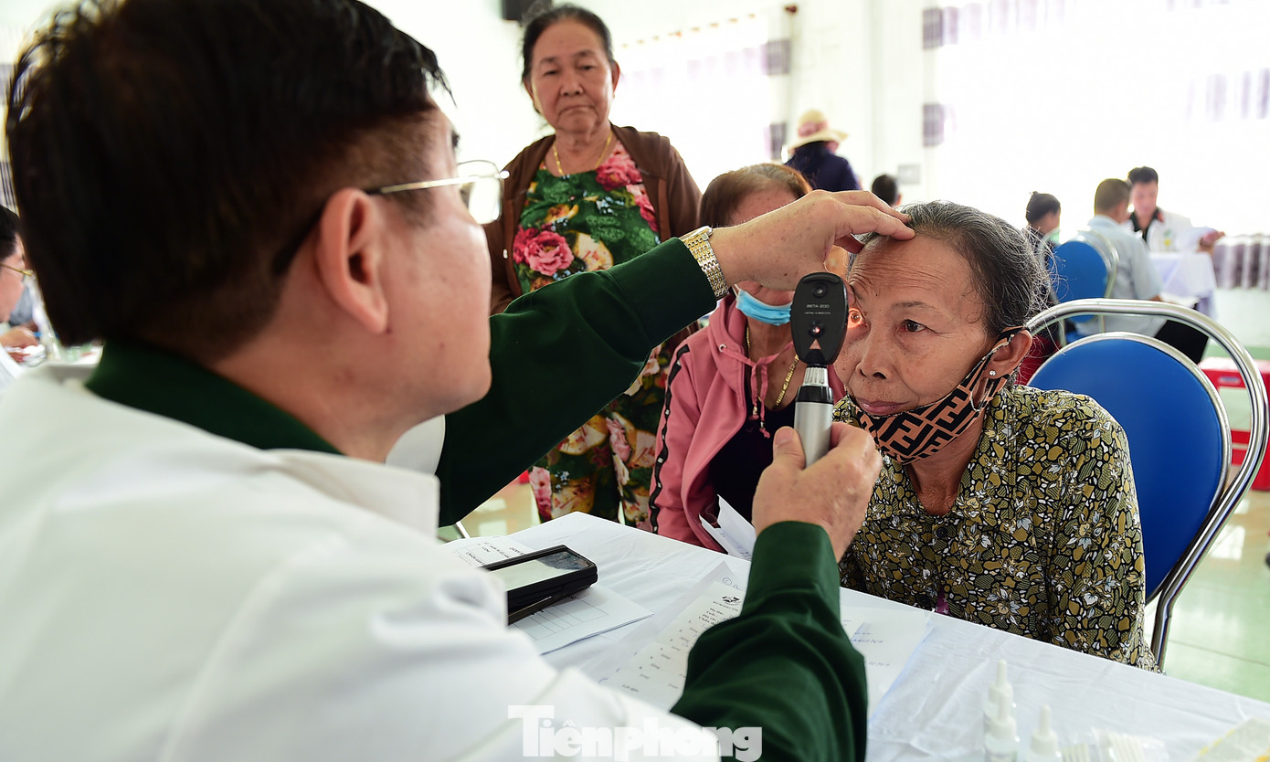 Các y bác sĩ khám bệnh cho người dân tại chương trình. Các y bác sĩ khám bệnh cho người dân tại chương trình.