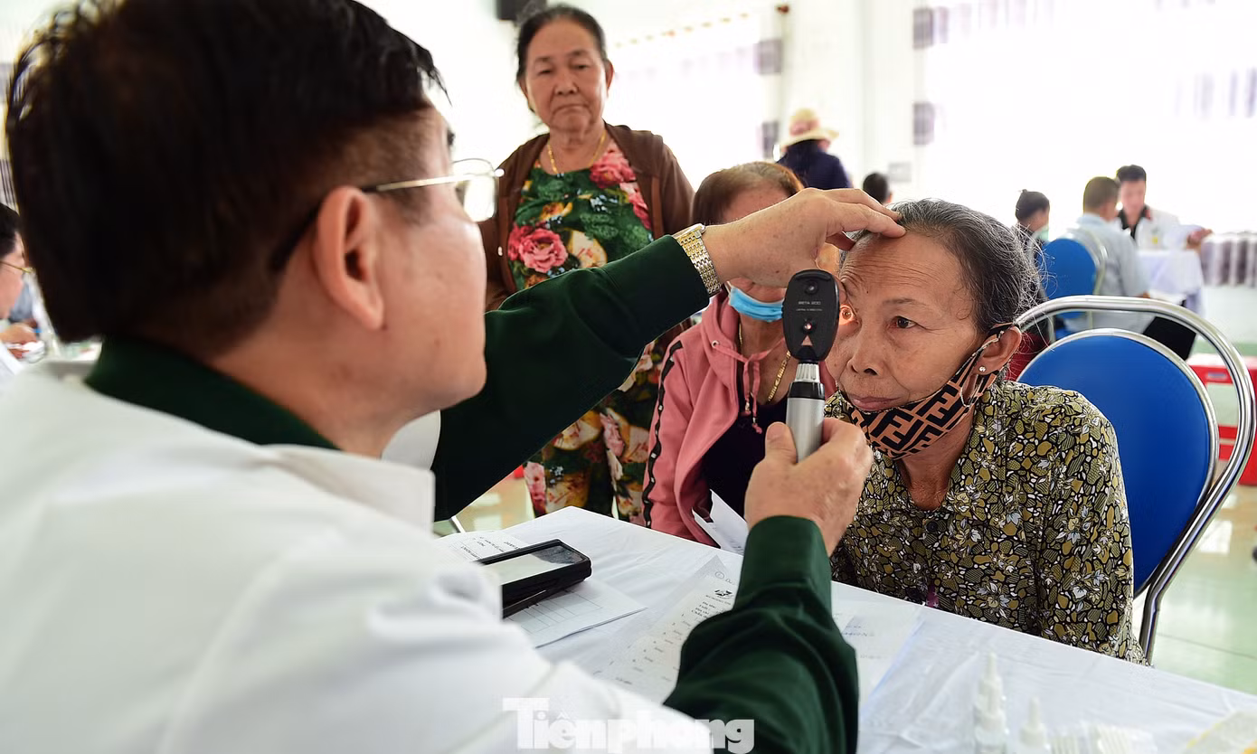 Các y bác sĩ khám bệnh cho người dân tại chương trình.