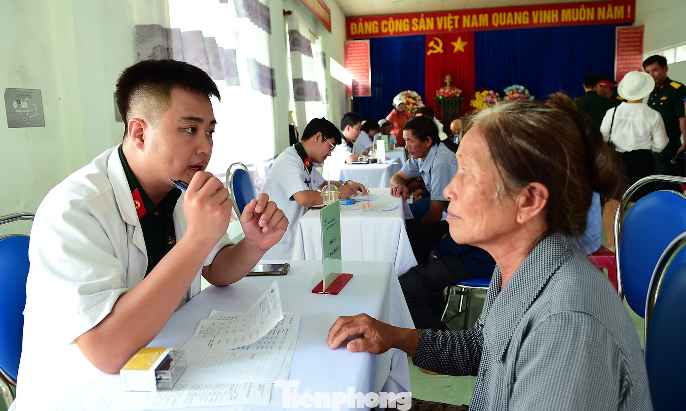 Thượng uý Từ Bảo Ngọc thăm khám, tư vấn chăm sóc sức khoẻ cho người dân. Thượng uý Từ Bảo Ngọc thăm khám, tư vấn chăm sóc sức khoẻ cho người dân.