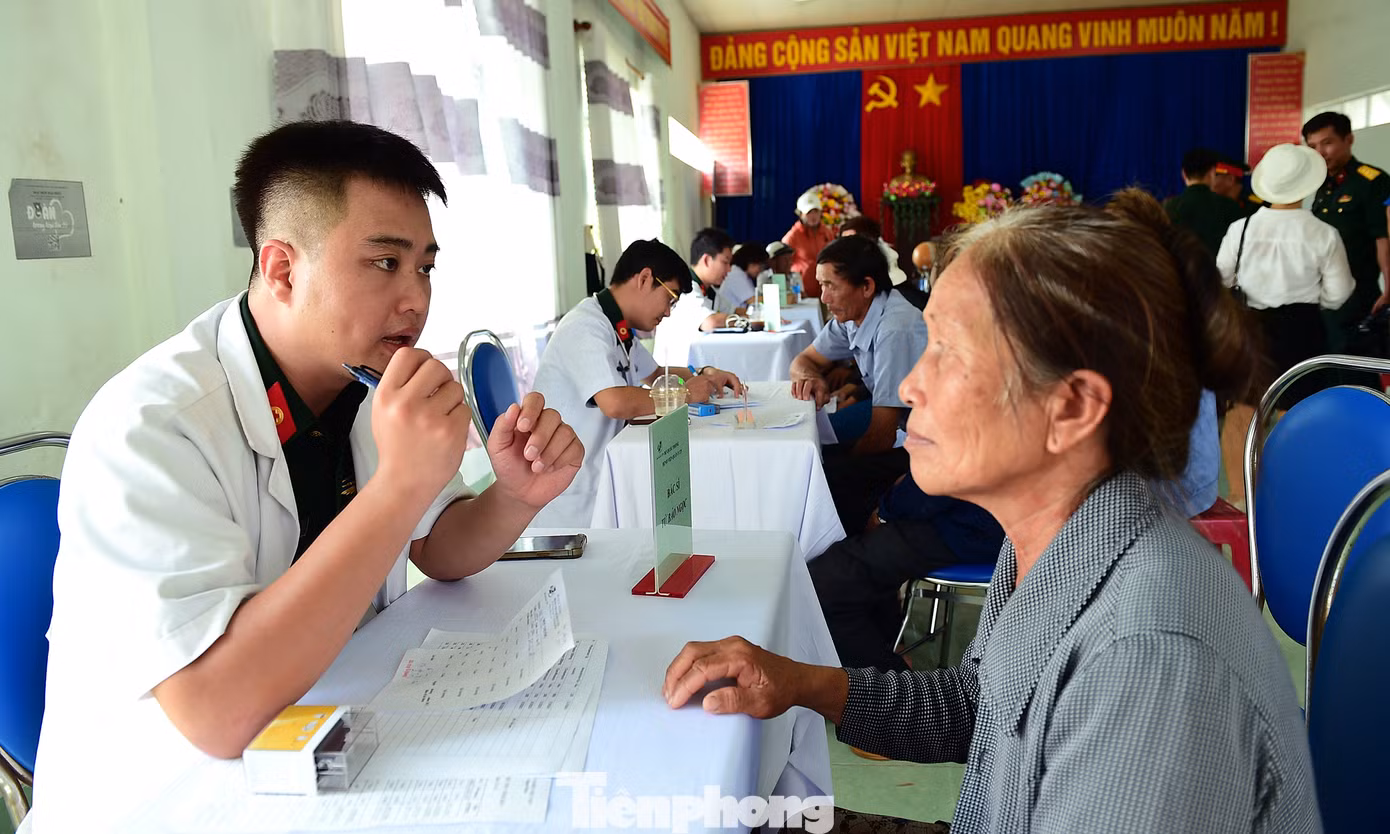 Thượng uý Từ Bảo Ngọc thăm khám, tư vấn chăm sóc sức khoẻ cho người dân.