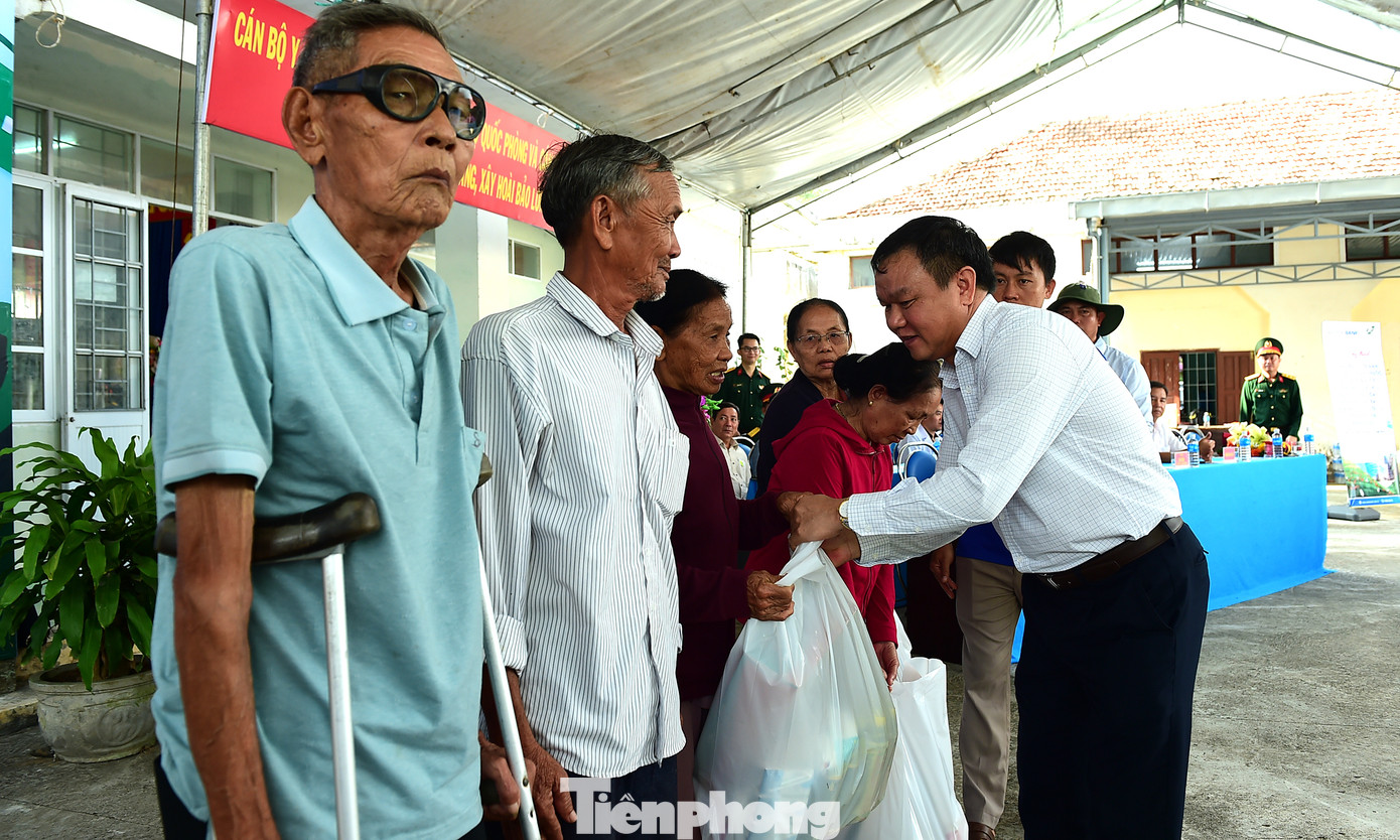 Ban Tổ chức chương trình tặng nhiều suất quà ý nghĩa cho gia đình chính sách, hộ dân có hoàn cảnh khó khăn. Ban Tổ chức chương trình tặng nhiều suất quà ý nghĩa cho gia đình chính sách, hộ dân có hoàn cảnh khó khăn.