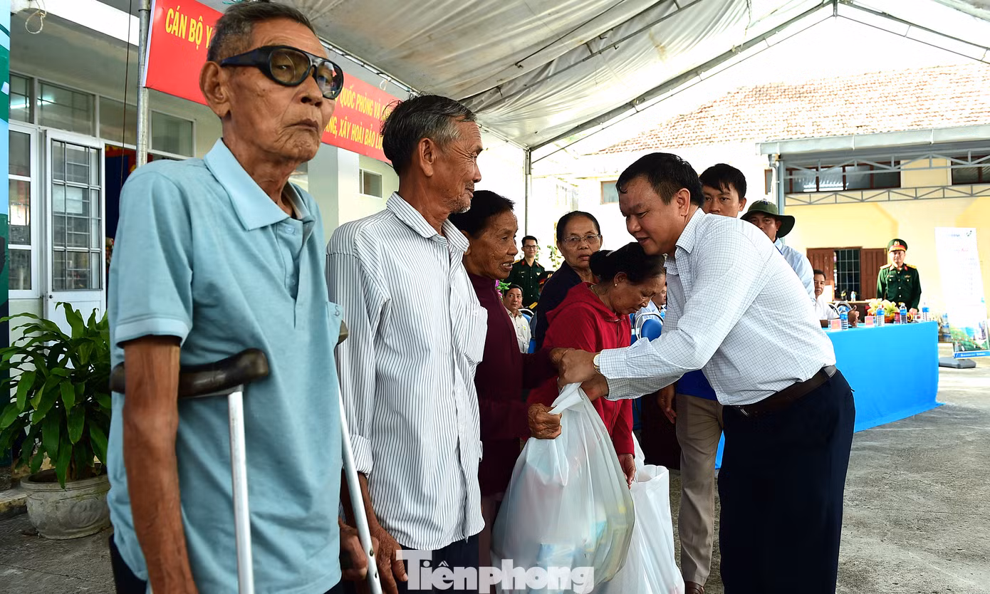 Ban Tổ chức chương trình tặng nhiều suất quà ý nghĩa cho gia đình chính sách, hộ dân có hoàn cảnh khó khăn.