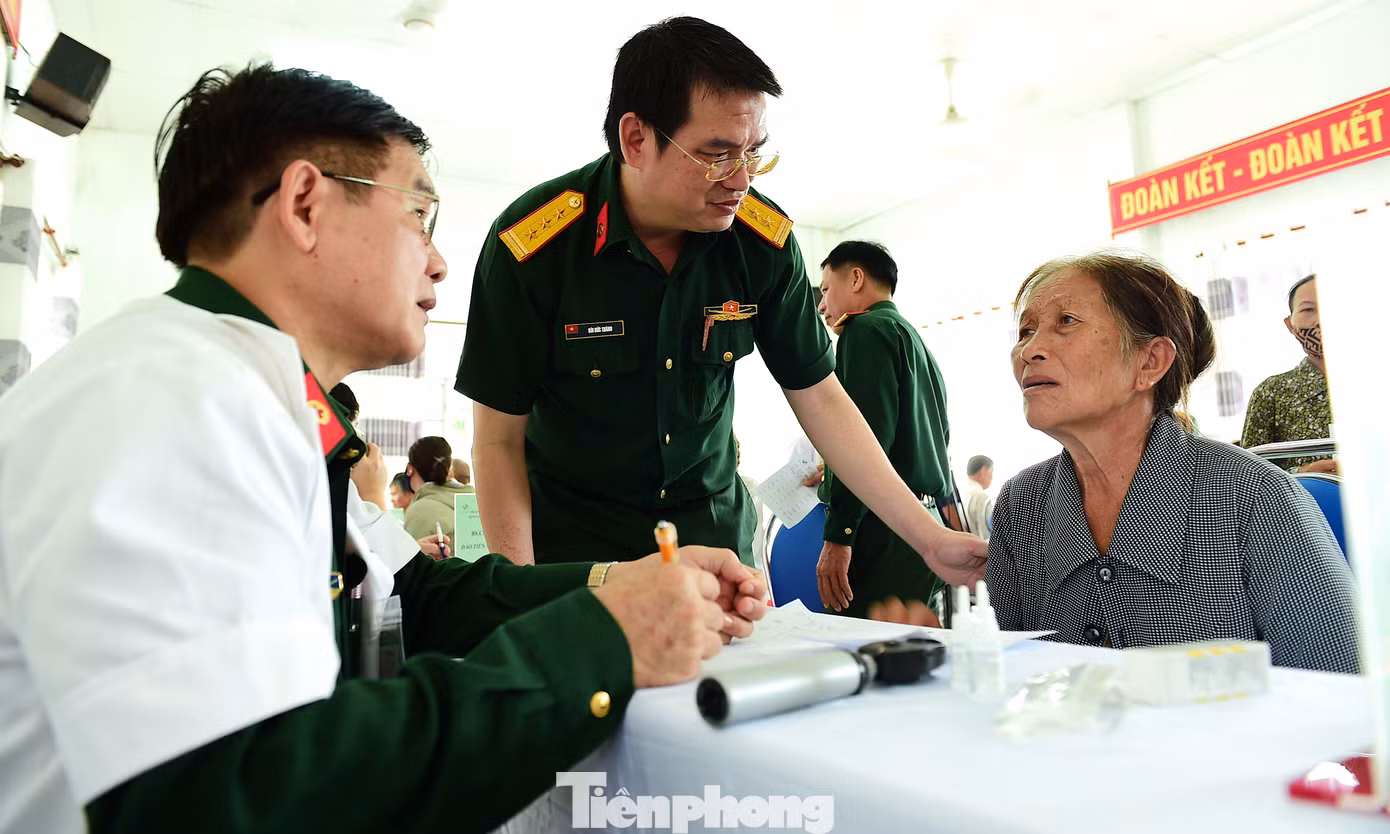 Thượng tá Bùi Đức Thành – Phó Giám đốc Bệnh viện Quân y 175, thăm hỏi người dân tham gia khám bệnh tại chương trình.