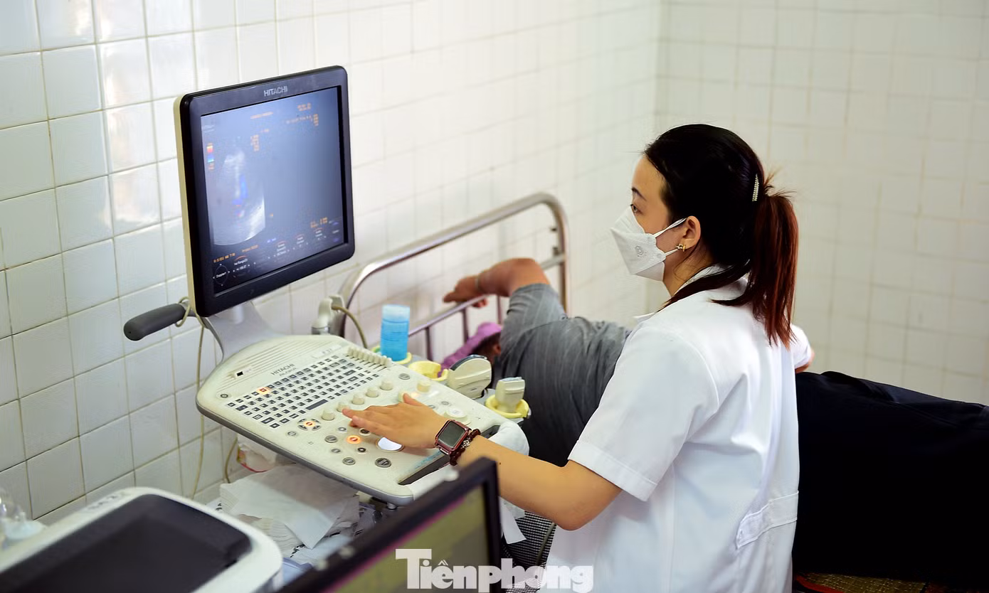 Các y bác sĩ khám bệnh cho người dân tại chương trình.