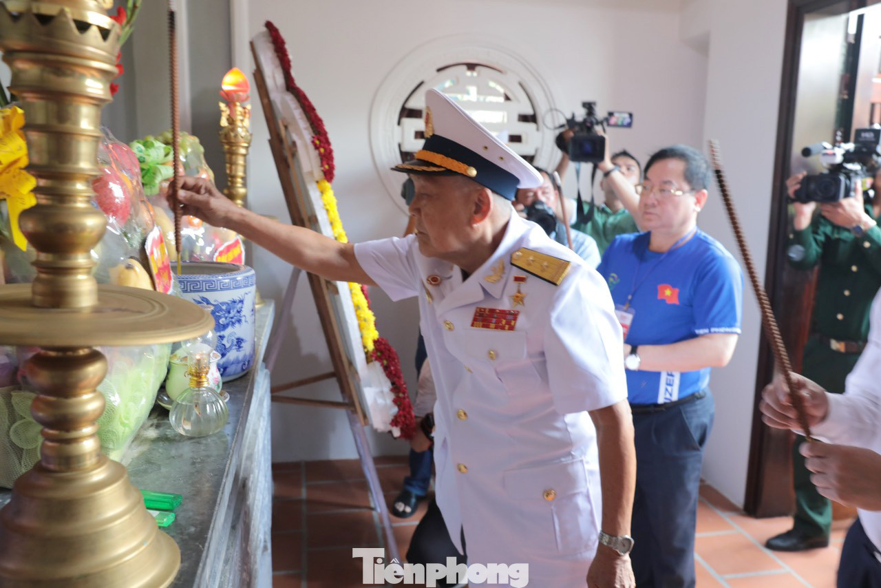 Các đại biểu thực hiện phút mặc niệm và dâng hương tri ân tưởng nhớ anh hùng liệt sỹ tàu Không số.