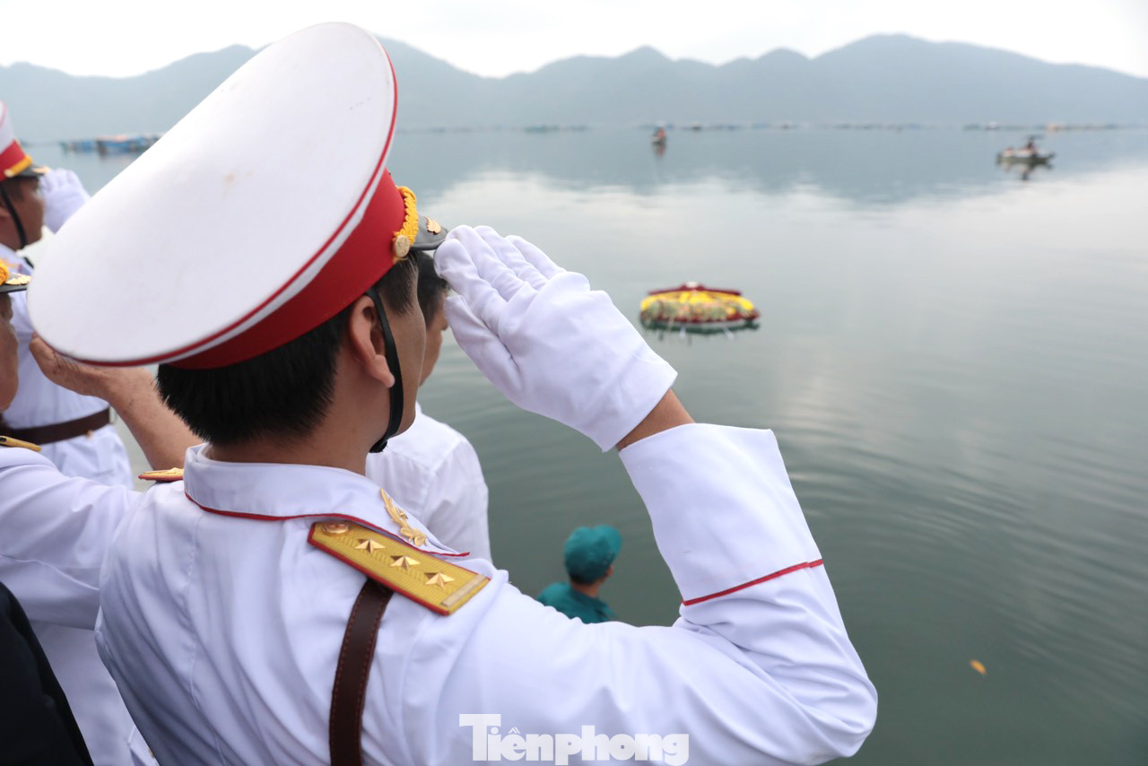 Các đại biểu thả vòng hoa tưởng niệm các liệt sĩ hy sinh bảo vệ bến Vũng Rô và tàu Không số.