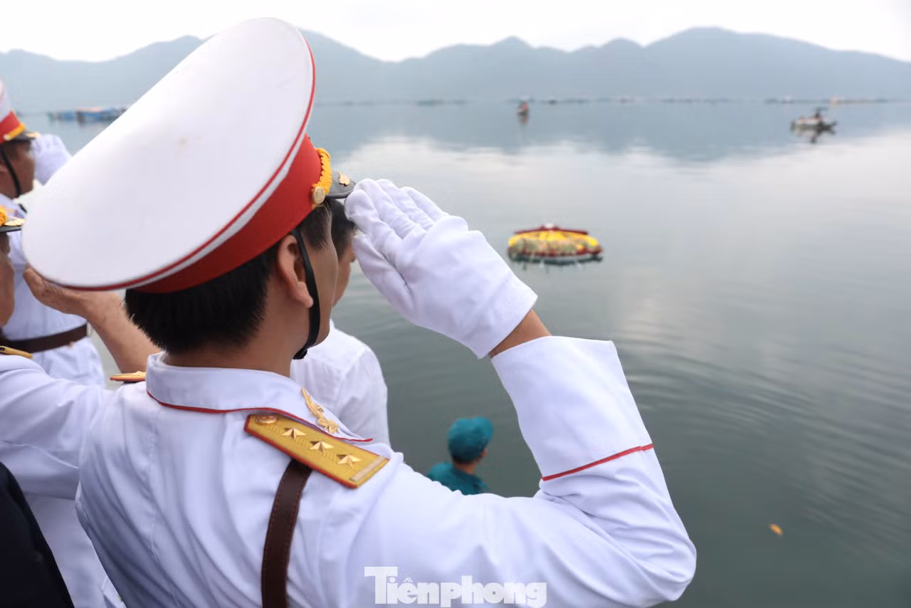 Các đại biểu thả vòng hoa tưởng niệm các liệt sĩ hy sinh bảo vệ bến Vũng Rô và tàu Không số.